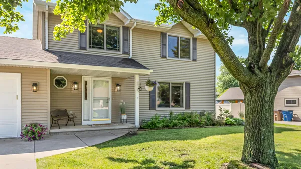 $379,900 | 2767 Oakwood Circle, Oshkosh, WI 54904