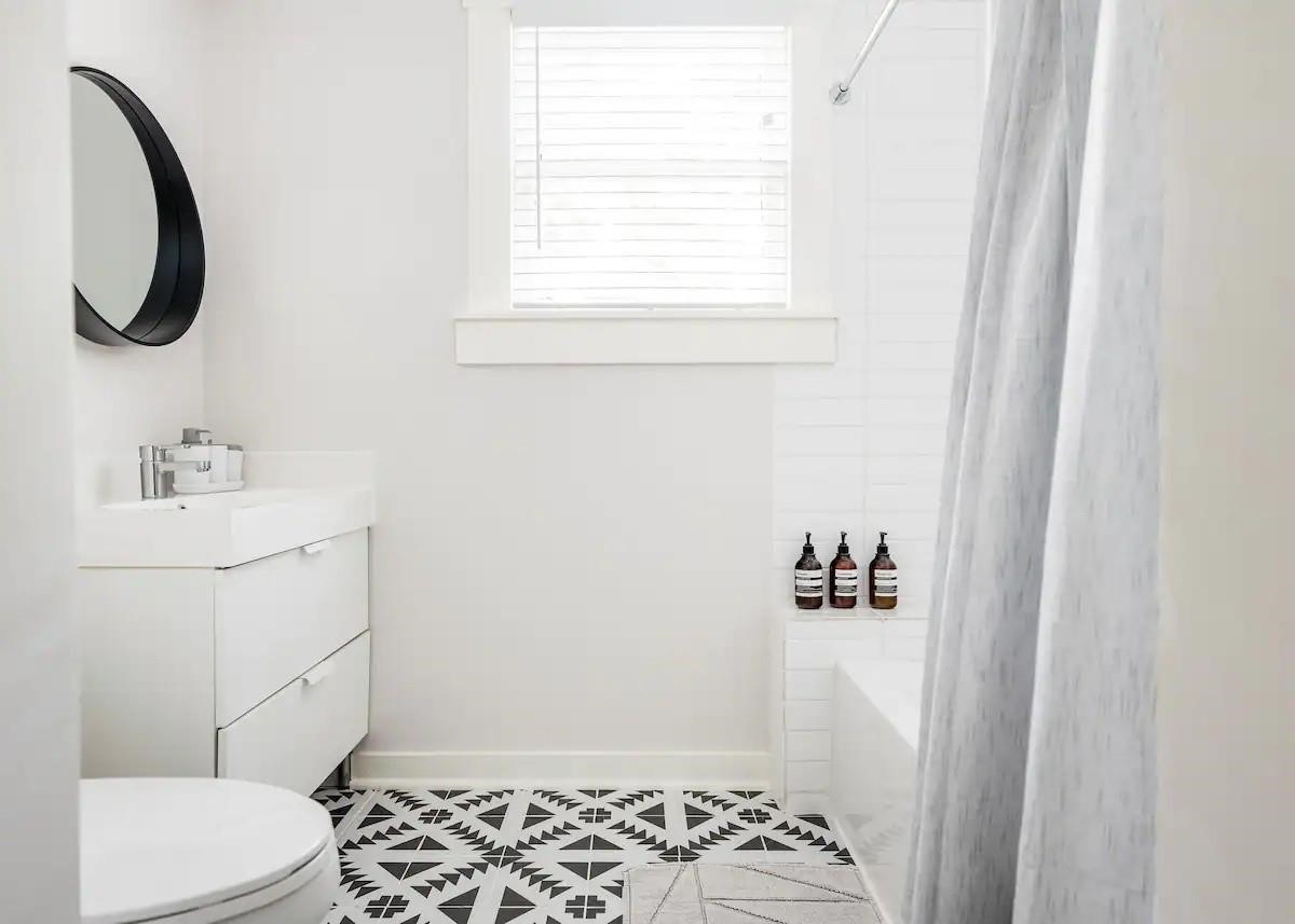 114 Redan Street Houston, TX 77009 - Photo 11 of 14 Full bathroom with shower/tub combo.