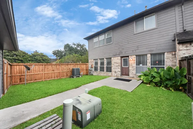 a view of a house with backyard and porch