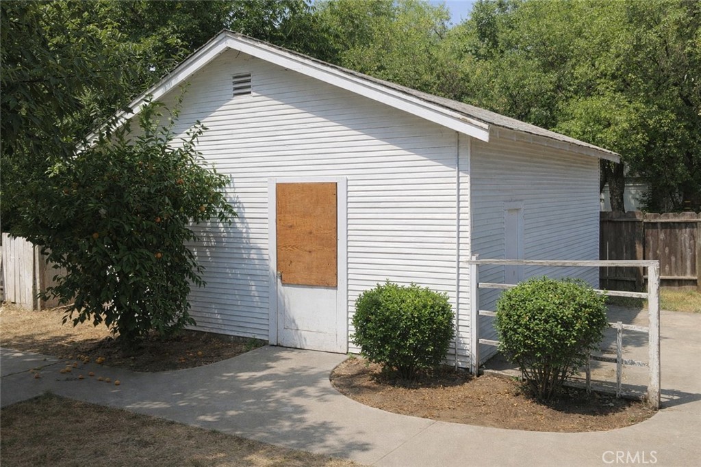 200 East 27th Street Merced, CA 95340 - Photo 25 of 26 bushes trimmed by AI