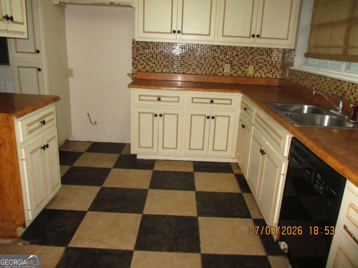 2500 Pin Oak Street Jesup, GA 31546 - Photo 4 of 10