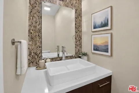 $1,150,000 | 11023 Fruitland Drive, Unit 401, Studio City, CA 91604