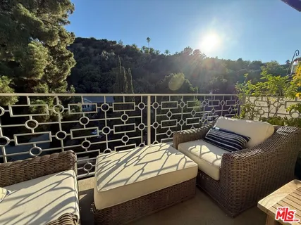 $1,150,000 | 11023 Fruitland Drive, Unit 401, Studio City, CA 91604