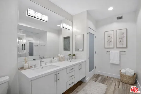 $1,150,000 | 11023 Fruitland Drive, Unit 401, Studio City, CA 91604