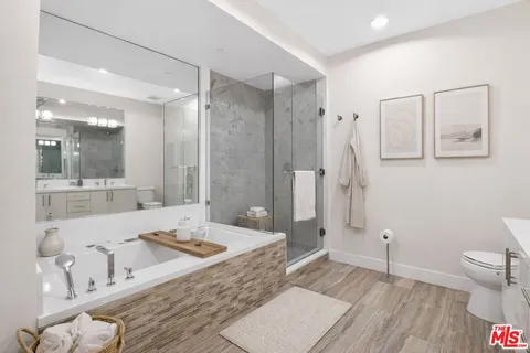 $1,150,000 | 11023 Fruitland Drive, Unit 401, Studio City, CA 91604