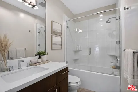 $1,150,000 | 11023 Fruitland Drive, Unit 401, Studio City, CA 91604