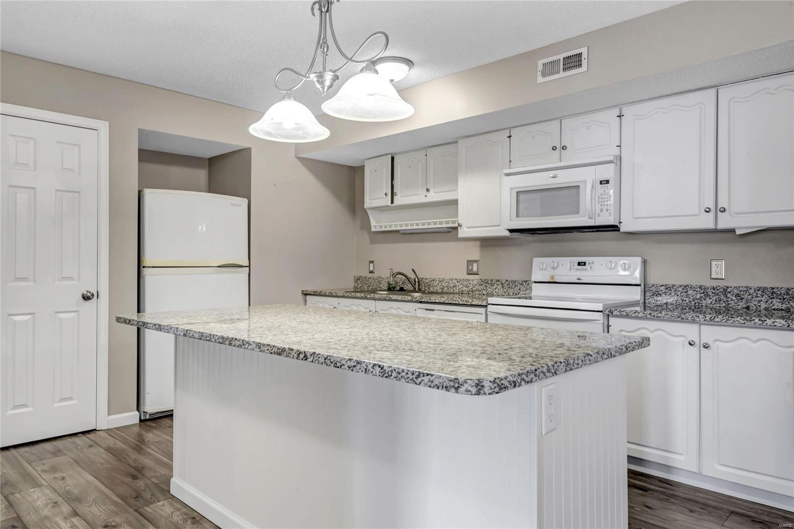 15017 Baxter Village Drive, Unit A Chesterfield, MO 63017 - Photo 5 of 16