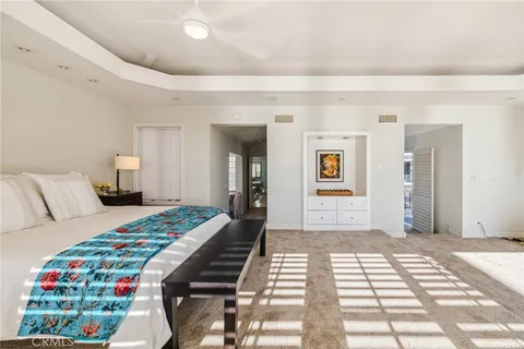 a view of entryway with livingroom