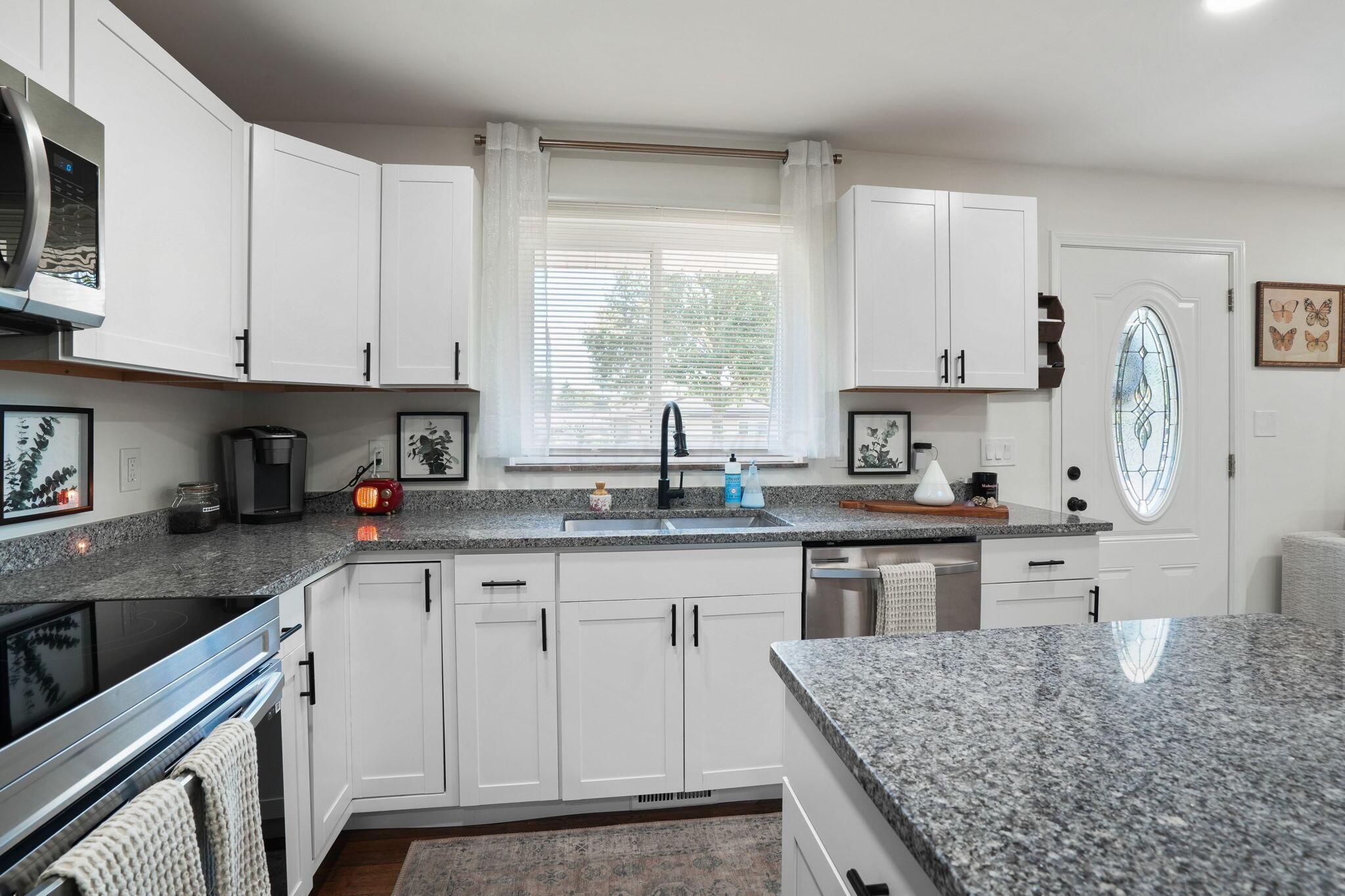 925 Salisbury Road Columbus, OH 43204 - Photo 13 of 36 Kitchen