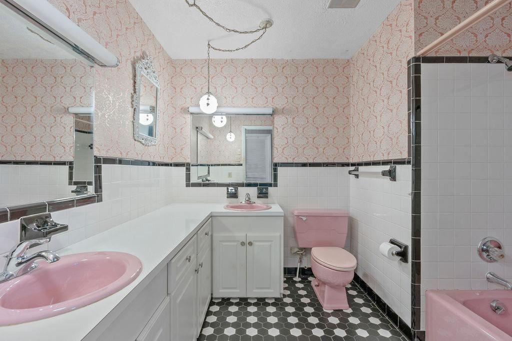 940 Hood Farm Road Clayton, NC 27520 - Photo 14 of 29 Owner's Bath