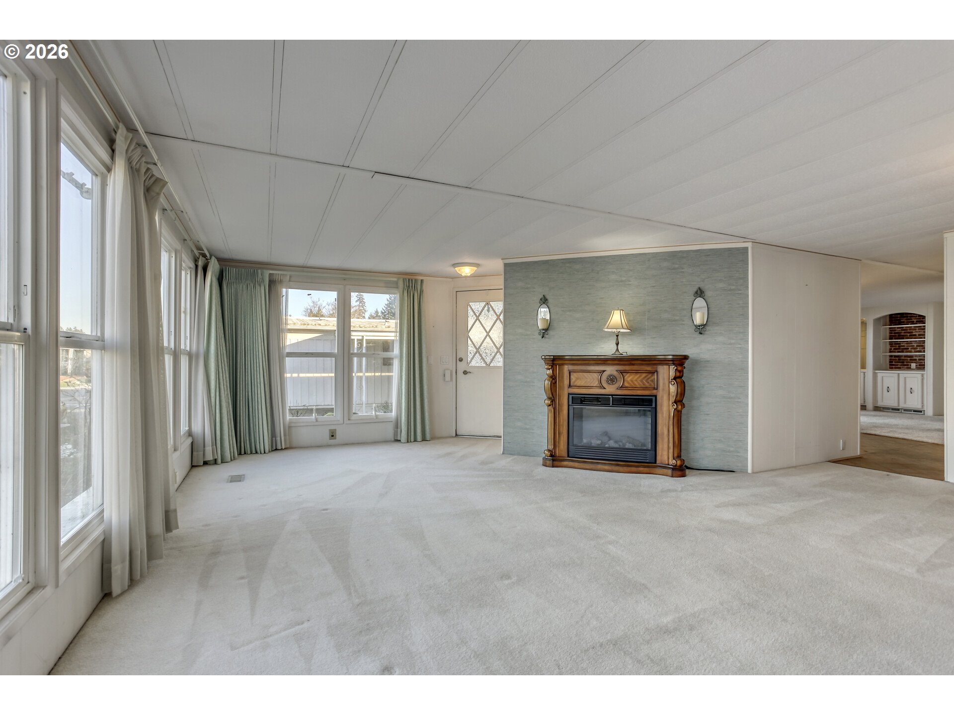 17095 Southwest Eldorado Drive Tigard, OR 97224 - Photo 4 of 23 Living Room/Entrance