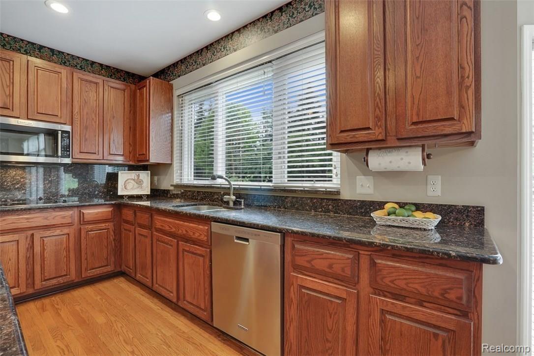 1265 Creek Pointe Drive Rochester, MI 48307 - Photo 10 of 41 Kitchen