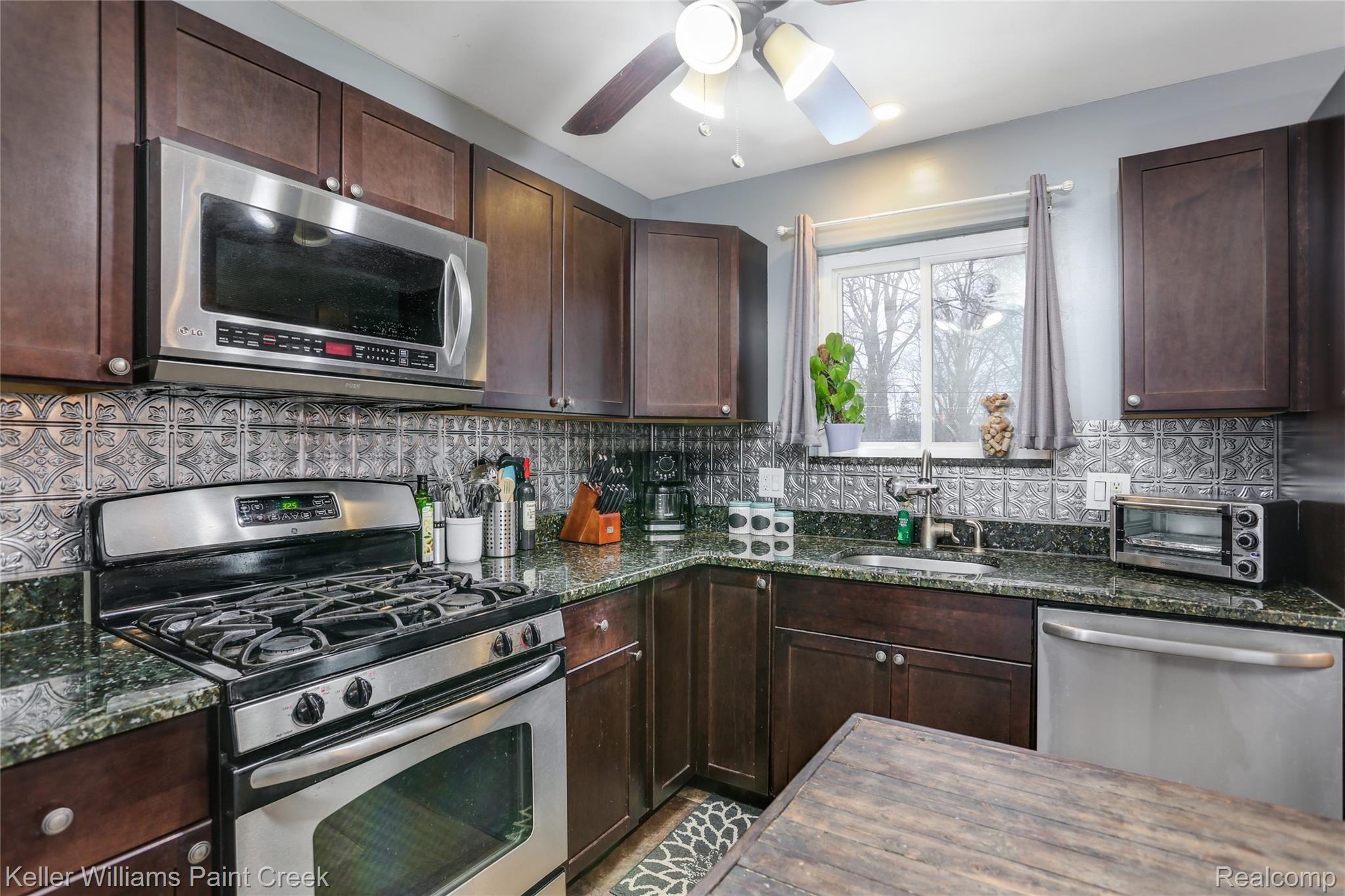 47885 Shelby Road Utica, MI 48317 - Photo 8 of 19 Kitchen