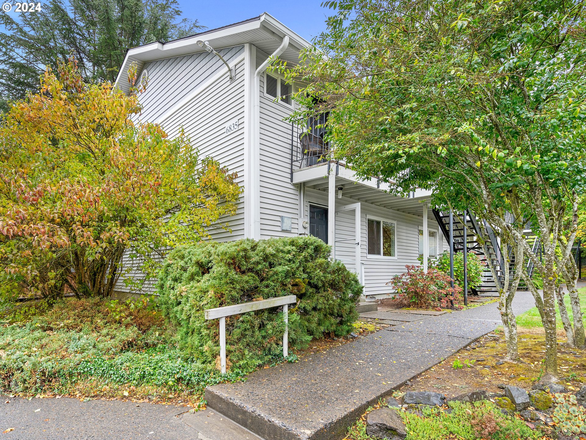 6835 Southwest Capitol Hill Road, Unit 33 Portland, OR 97219 - Photo 1 of 41 Gallery Image 1
