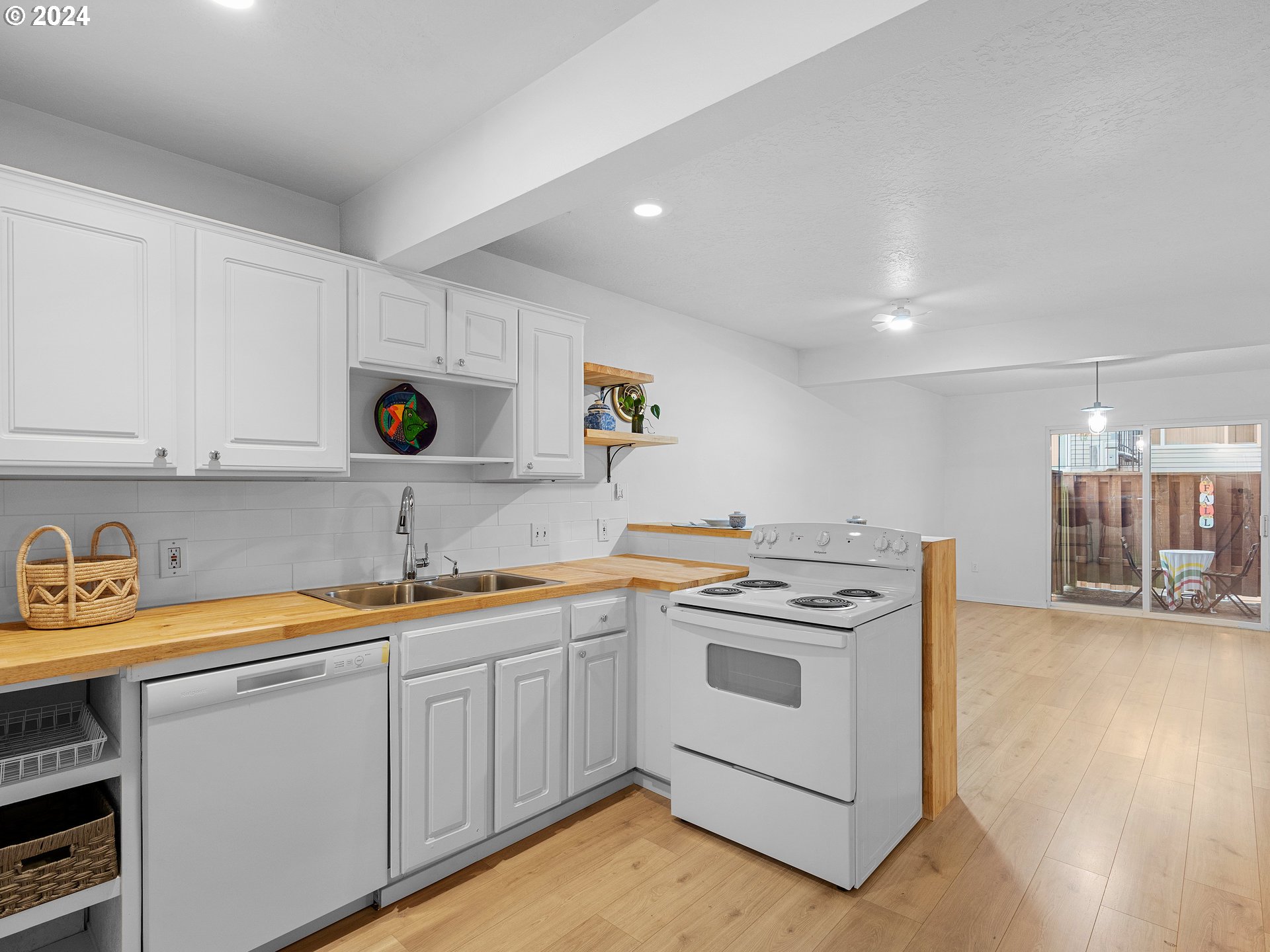 6835 Southwest Capitol Hill Road, Unit 33 Portland, OR 97219 - Photo 4 of 41 Gallery Image 4