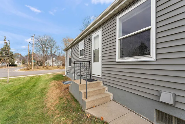 $1,905 | 1408 Lake Street Northeast, Hopkins, MN 55343