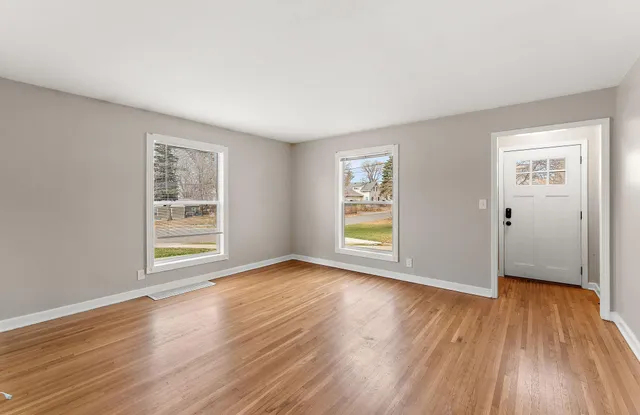 $1,905 | 1408 Lake Street Northeast, Hopkins, MN 55343