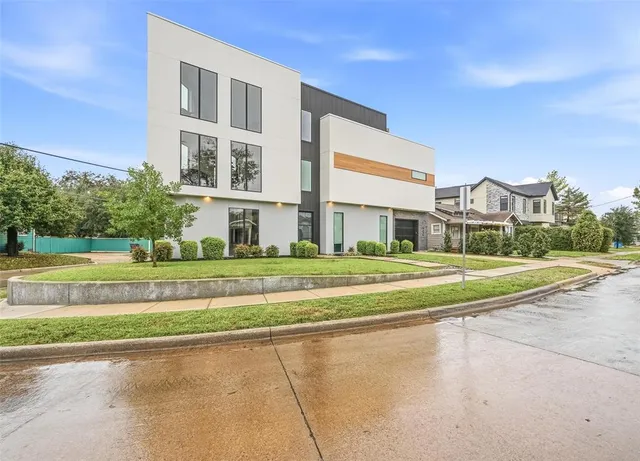 a view of building with a yard