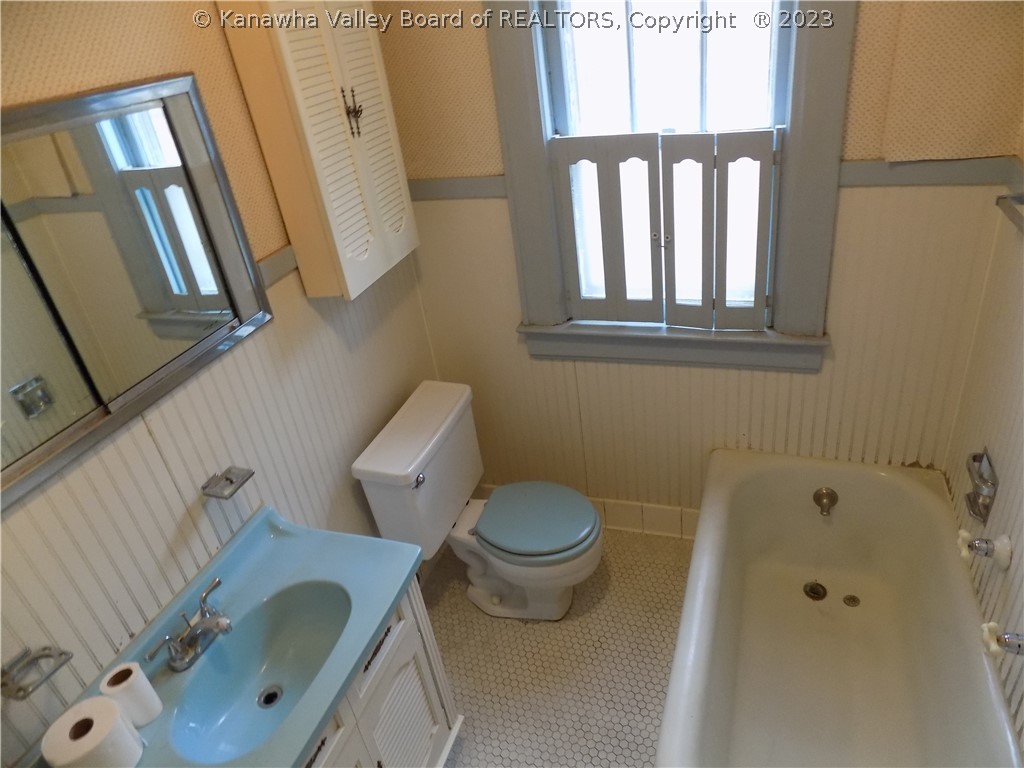 1012 Valley Road Charleston, WV 25302 - Photo 16 of 20 Upper bathroom