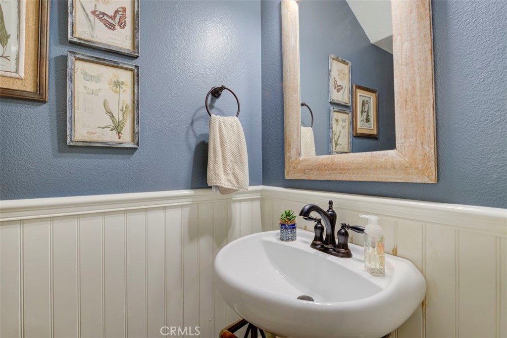 21 Hydrangea Street Ladera Ranch, CA 92694 - Photo 14 of 25 Downstairs guest bathroom