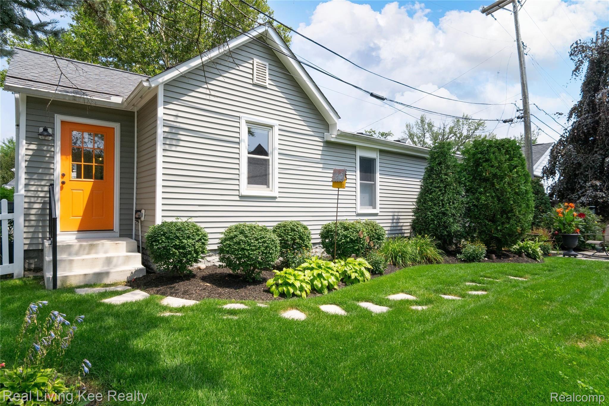 312 Wilcox Street Rochester, MI 48307 - Photo 33 of 38 Professionally landscaped yard.