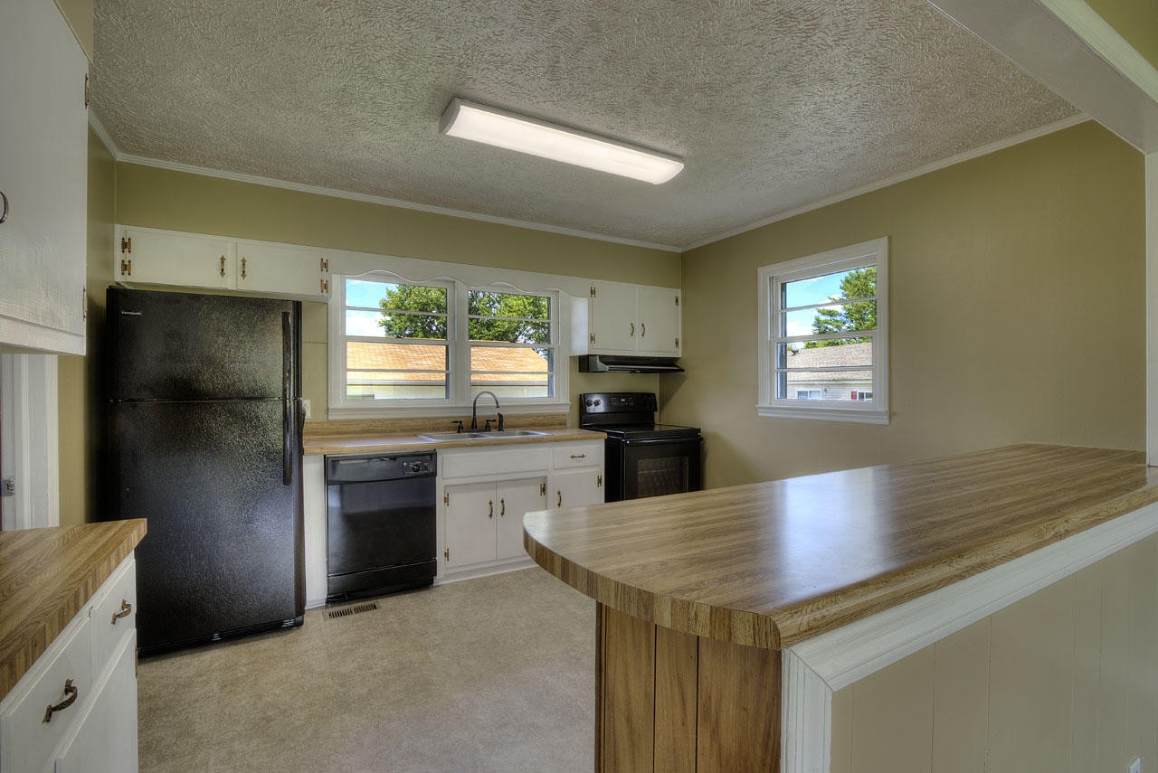 102 Stephens Road Greenback, TN 37742 - Photo 8 of 31 a kitchen with stainless steel appliances granite countertop a sink refrigerator and microwave