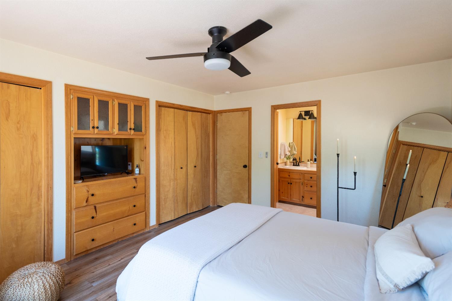 34075 Shaver Springs Road Auberry, CA 93602 - Photo 14 of 38 a bedroom with a bed and a television