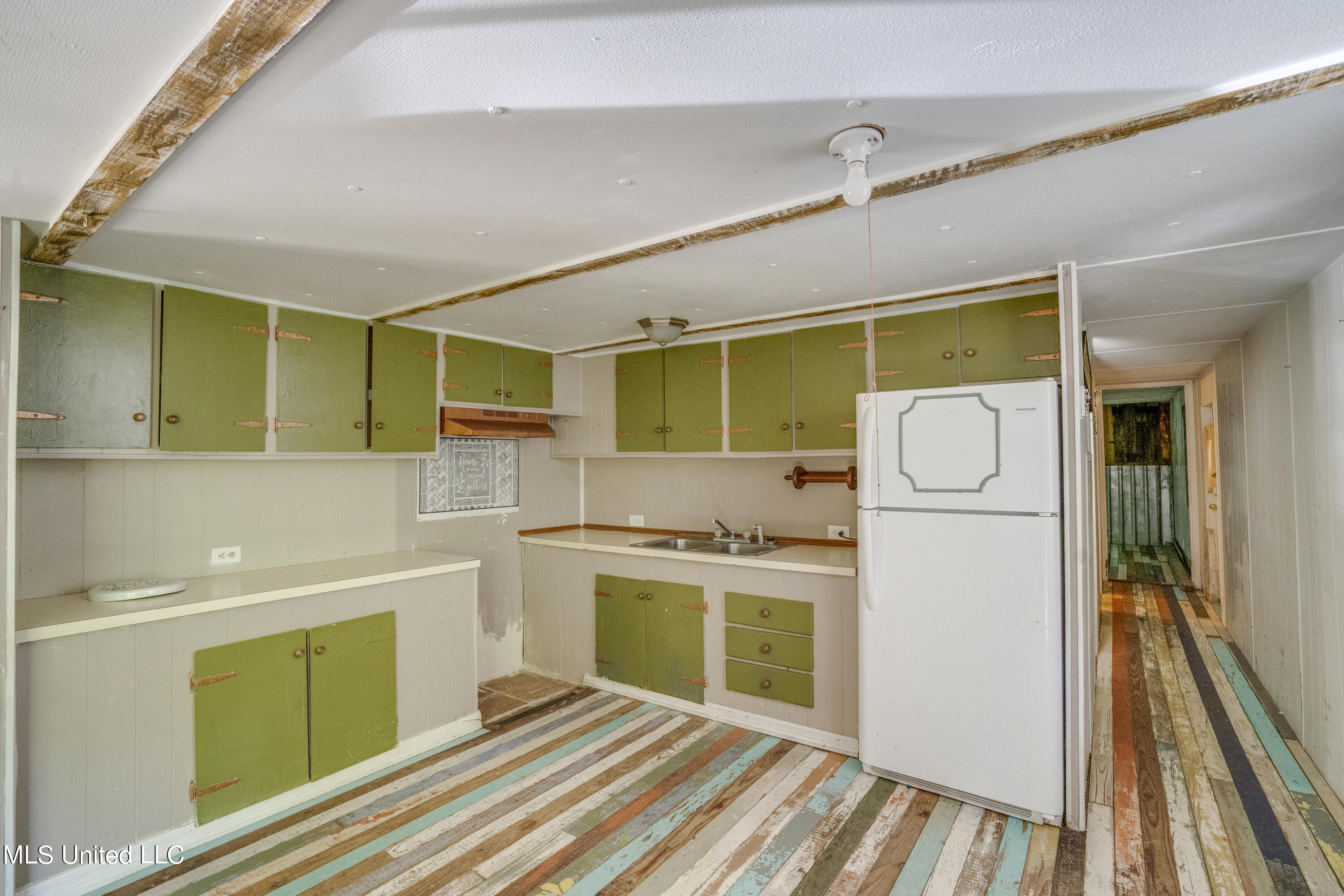 9748 Limu Way Diamondhead, MS 39525 - Photo 5 of 14 Kitchen