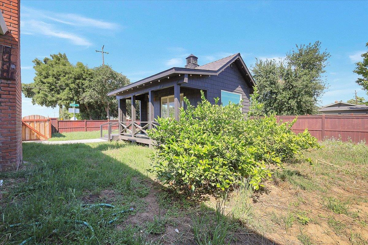 1102 Barry Road Yuba City, CA 95991 - Photo 32 of 88 a front view of a house with garden
