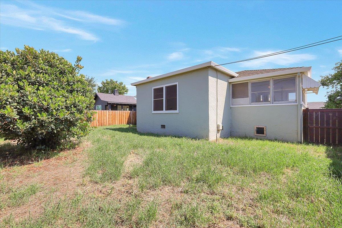 1102 Barry Road Yuba City, CA 95991 - Photo 4 of 88 a house view with a garden space