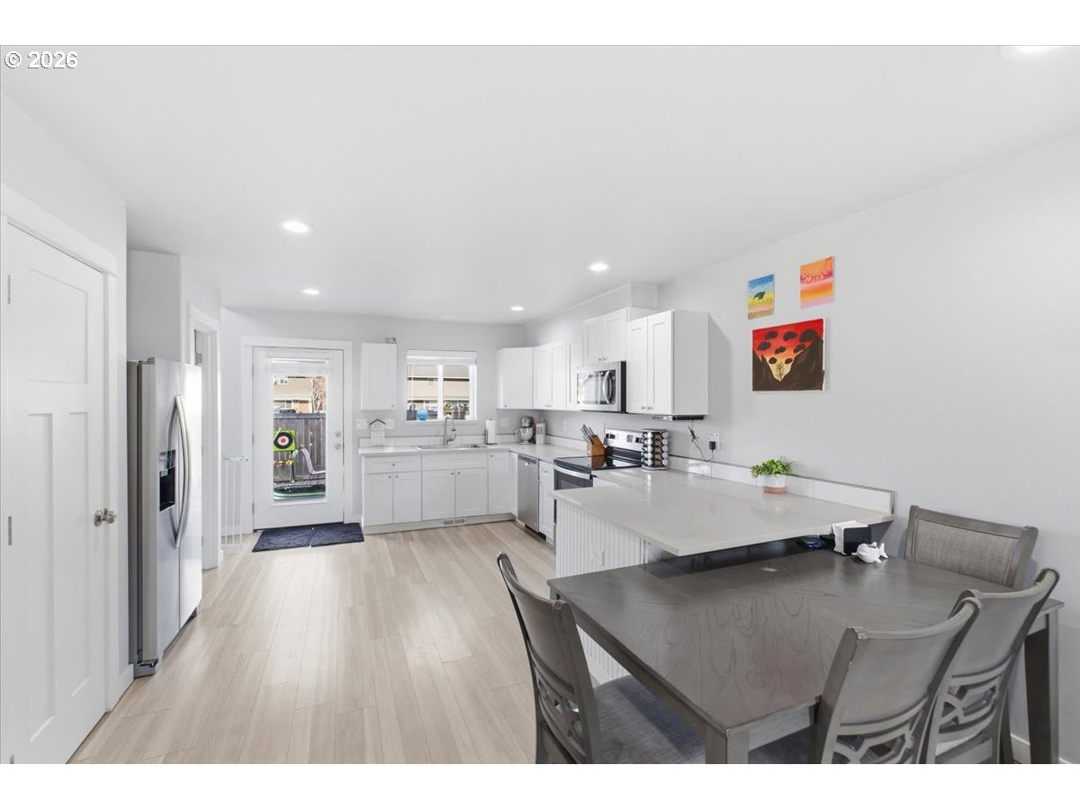 847 West Oak Street Lebanon, OR 97355 - Photo 5 of 48