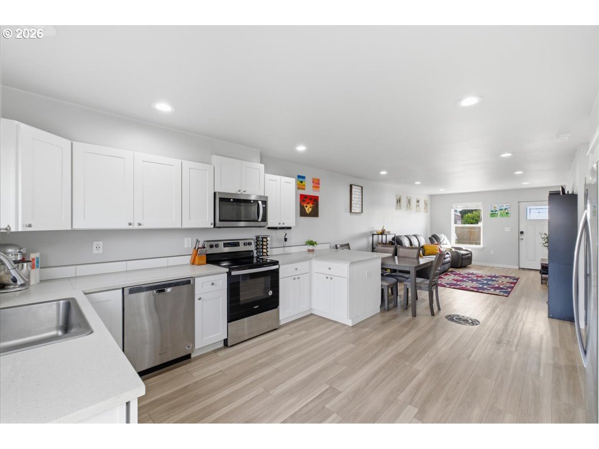 847 West Oak Street Lebanon, OR 97355 - Photo 6 of 48