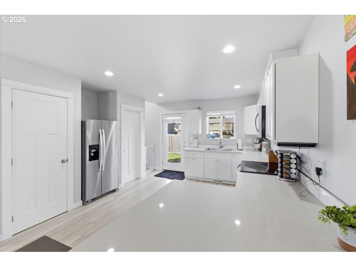 847 West Oak Street Lebanon, OR 97355 - Photo 7 of 48