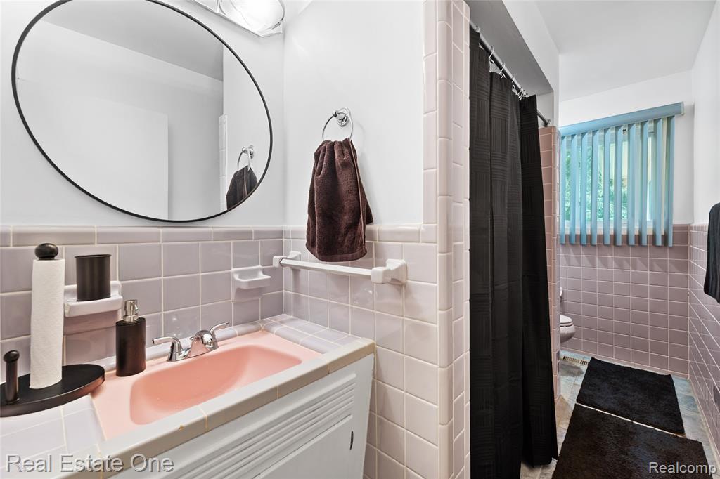 28257 New Castle Road Farmington Hills, MI 48331 - Photo 17 of 32