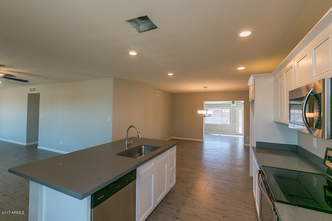 2301 West Wethersfield Road Phoenix, AZ 85029 - Photo 3 of 26 10467 (7 of 28)