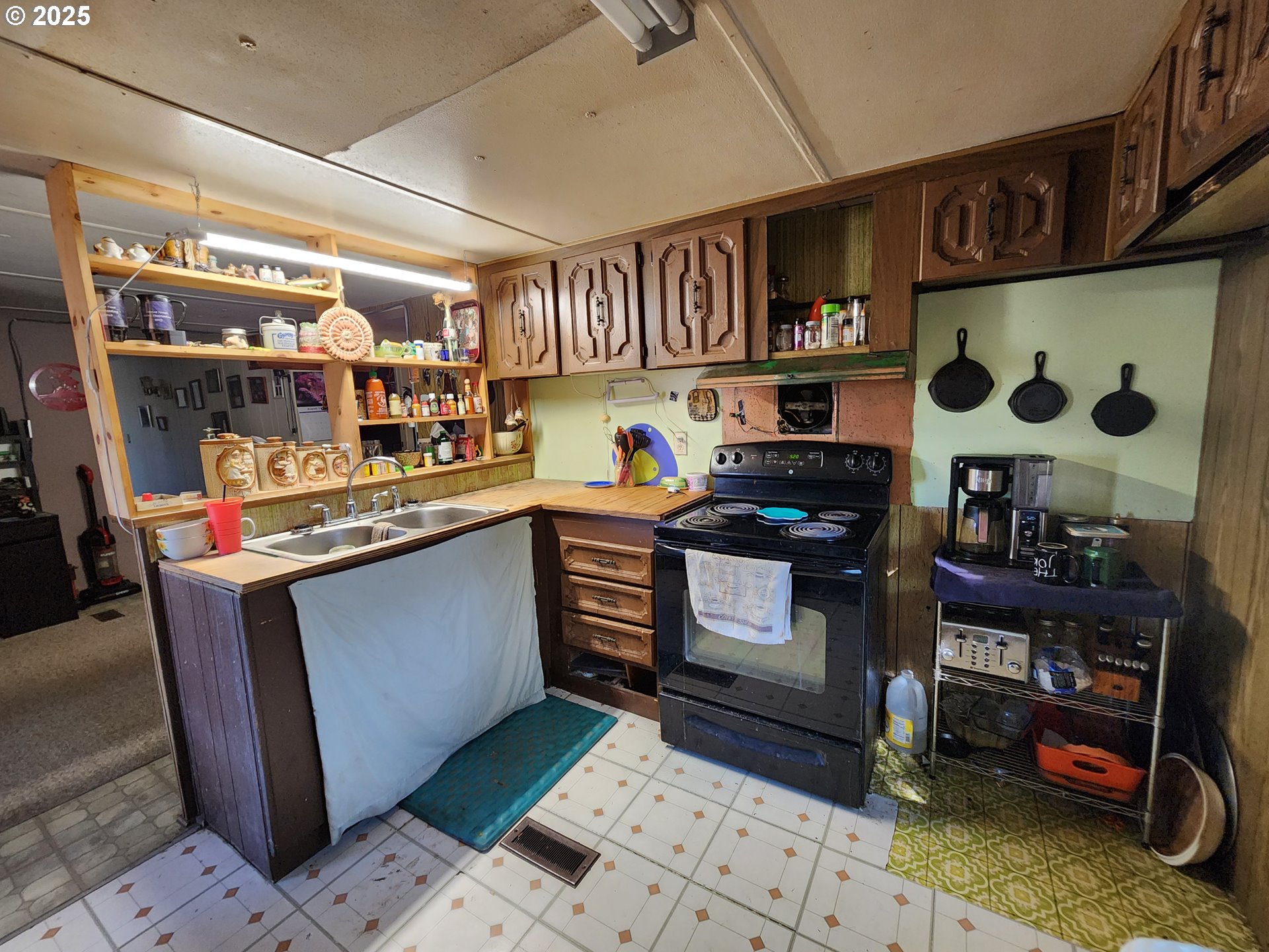 32604 South Krupicka Way Molalla, OR 97038 - Photo 4 of 18 a kitchen with stainless steel appliances granite countertop a stove and cabinets