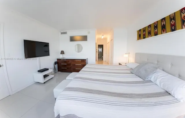 $5,000 | 5601 Collins Avenue, Unit 1206, Miami Beach, FL 33140