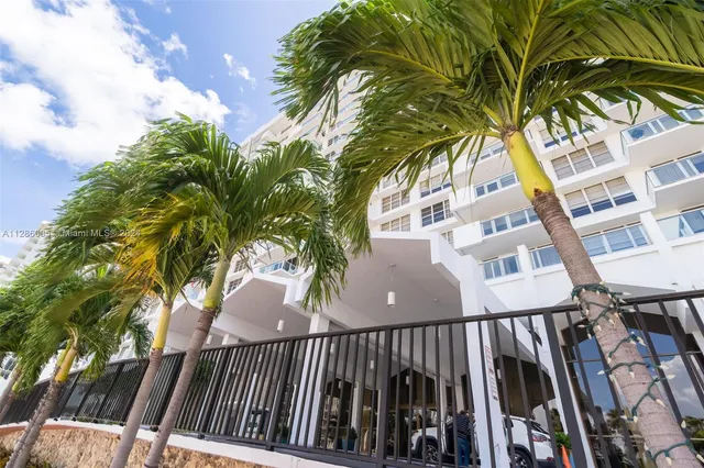 $5,000 | 5601 Collins Avenue, Unit 1206, Miami Beach, FL 33140