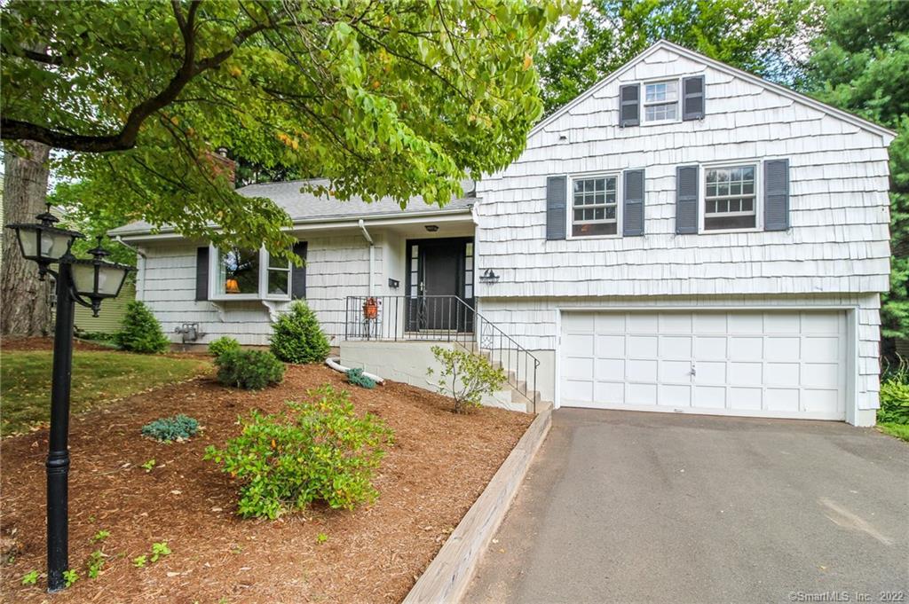 135 Brookside Dr - Custom Built Split
