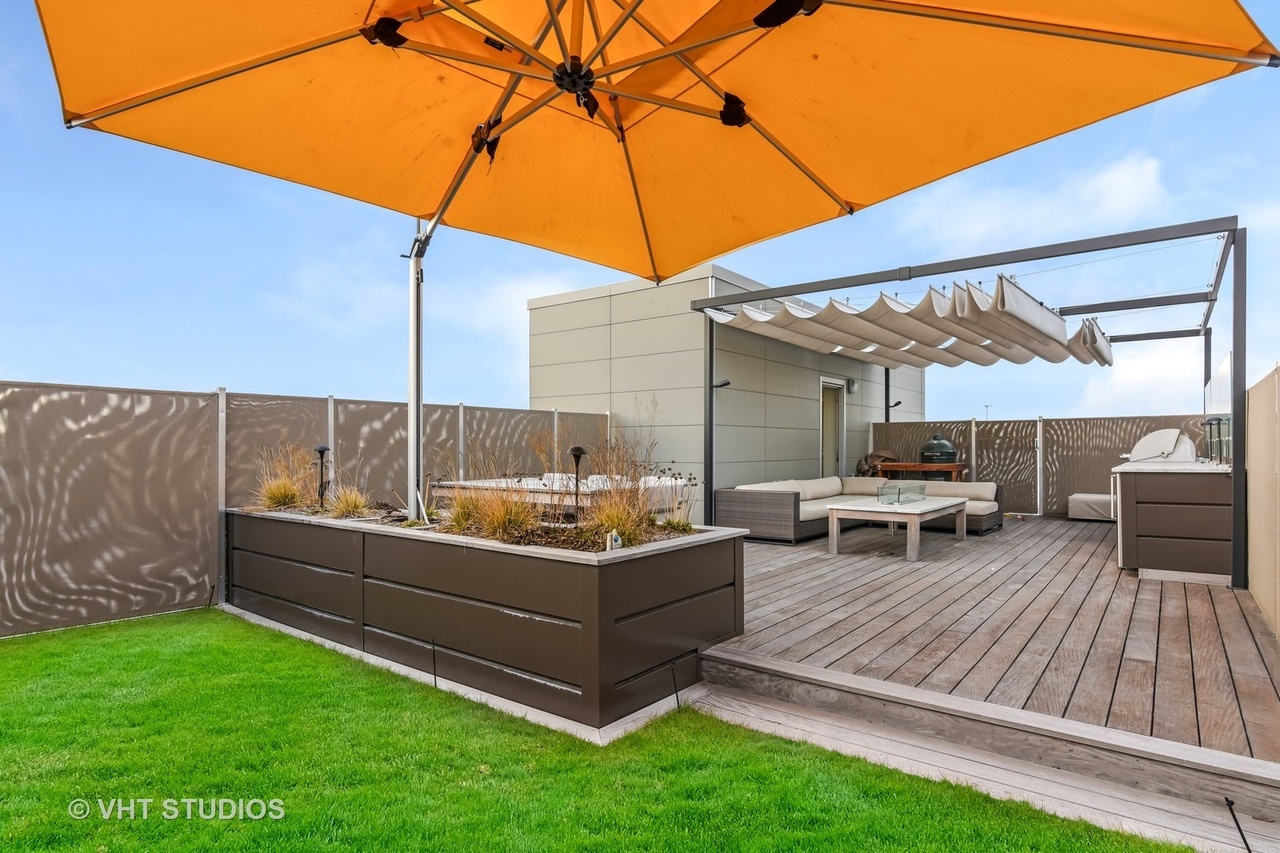 1132 West Adams Street, Unit PHE Chicago, IL 60607 - Photo 17 of 23 a view of a terrace
