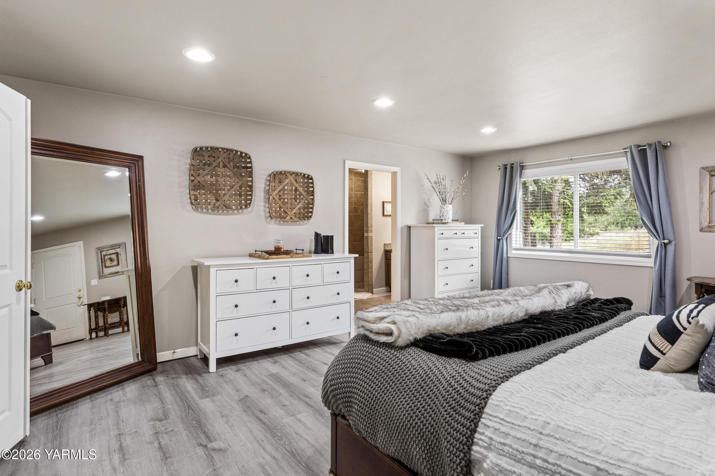 2121 Pleasant Hill Road Selah, WA 98942 - Photo 20 of 38 a bedroom with a bed and a dresser