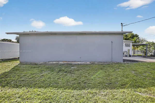 a view of a house with a backyard