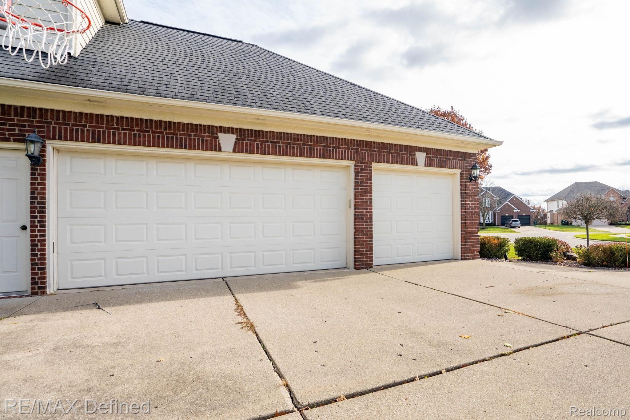 6566 Chatham Circle Rochester, MI 48306 - Photo 47 of 50 Three car garage