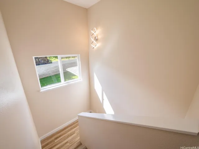 a view of entryway with window