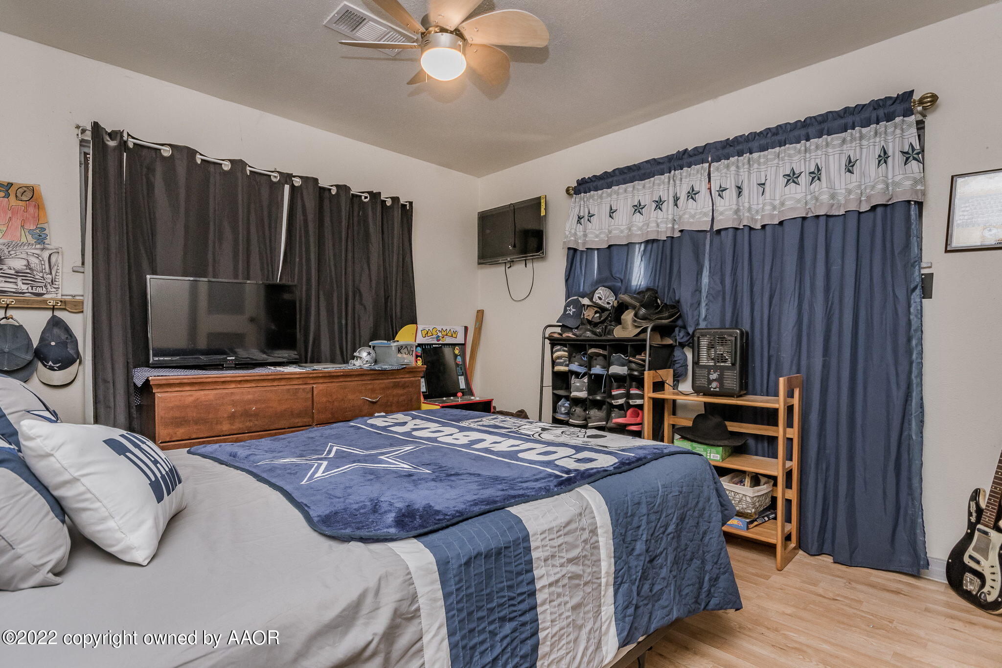 4409 South Travis Street Amarillo, TX 79110 - Photo 8 of 14 a bedroom with a bed and a large window