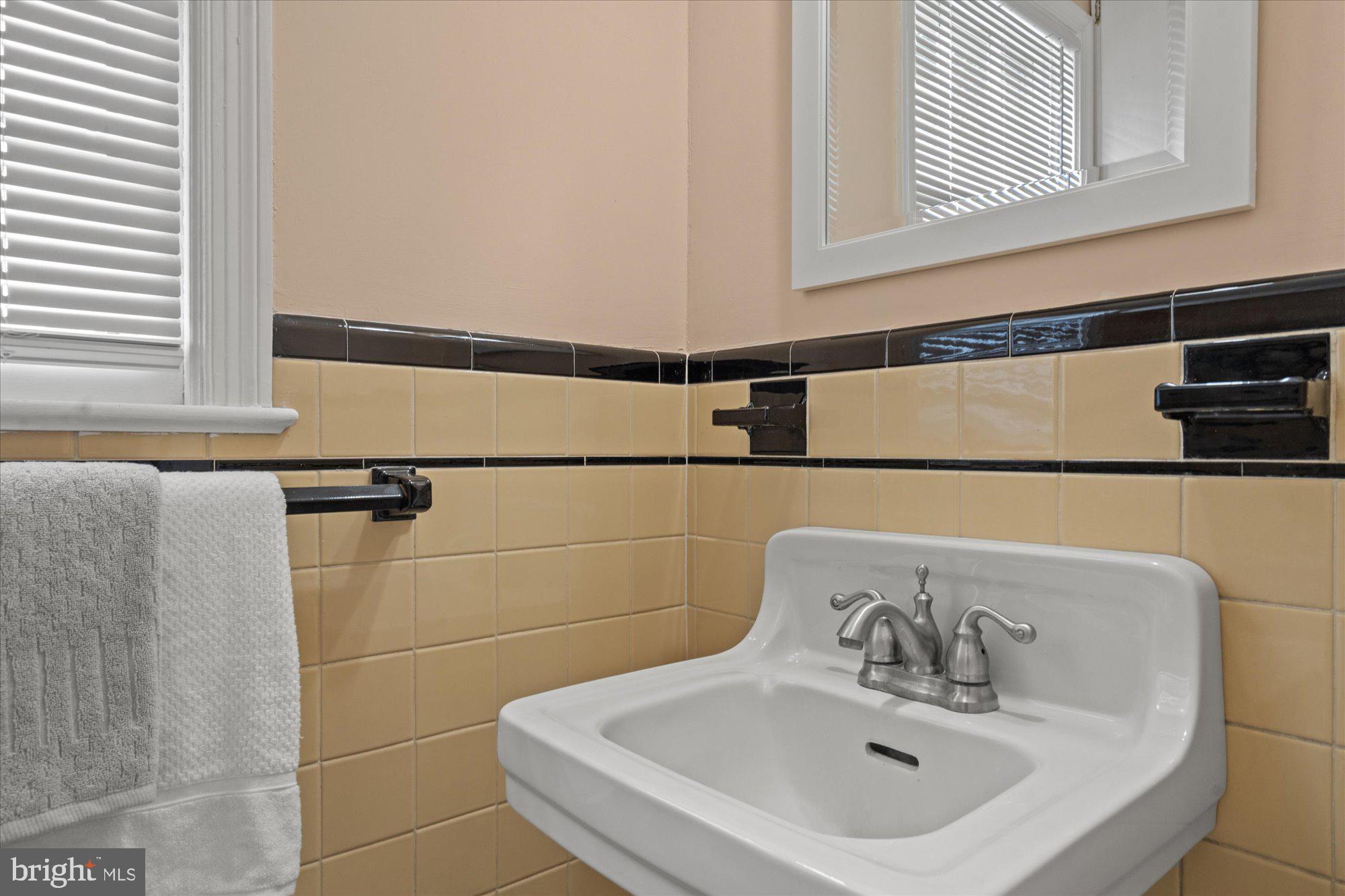 9500 Columbia Boulevard Silver Spring, MD 20910 - Photo 10 of 19 Powder room