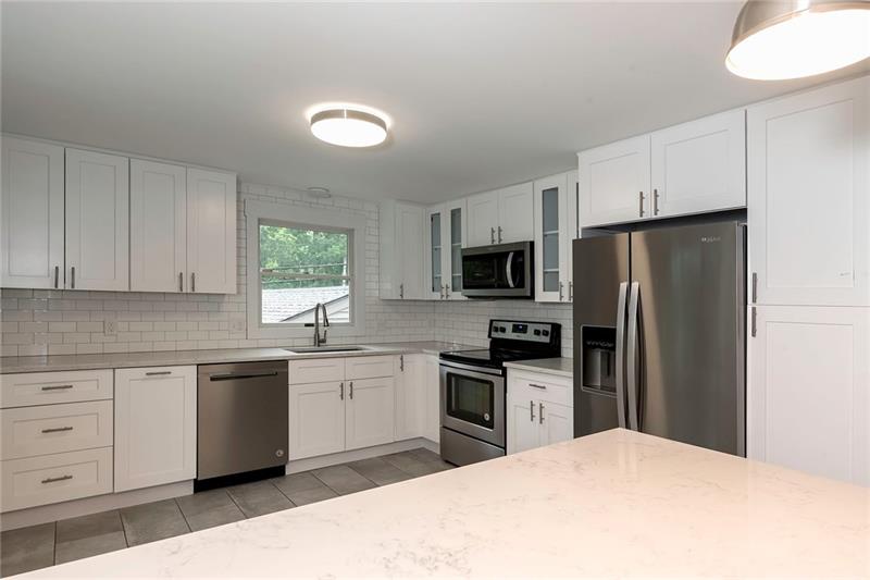761 Thompson Run Road Pittsburgh, PA 15237 - Photo 4 of 25 Gallery Image 4