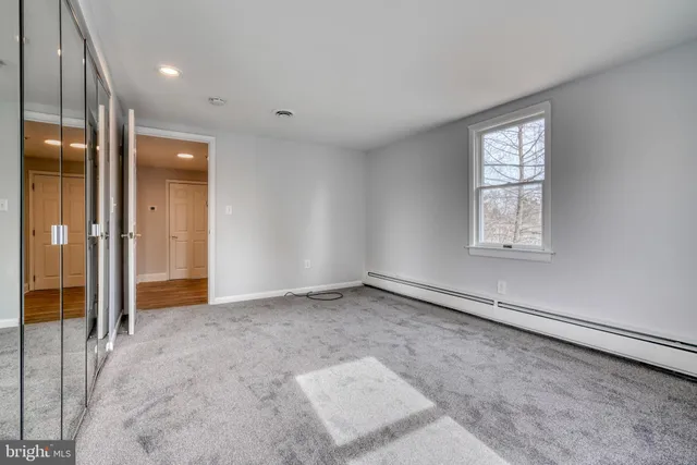 an empty room with windows and pillars in it