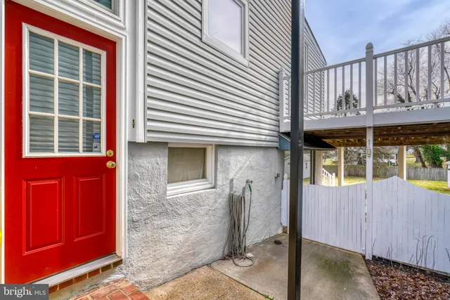 a view of a pathway with a house