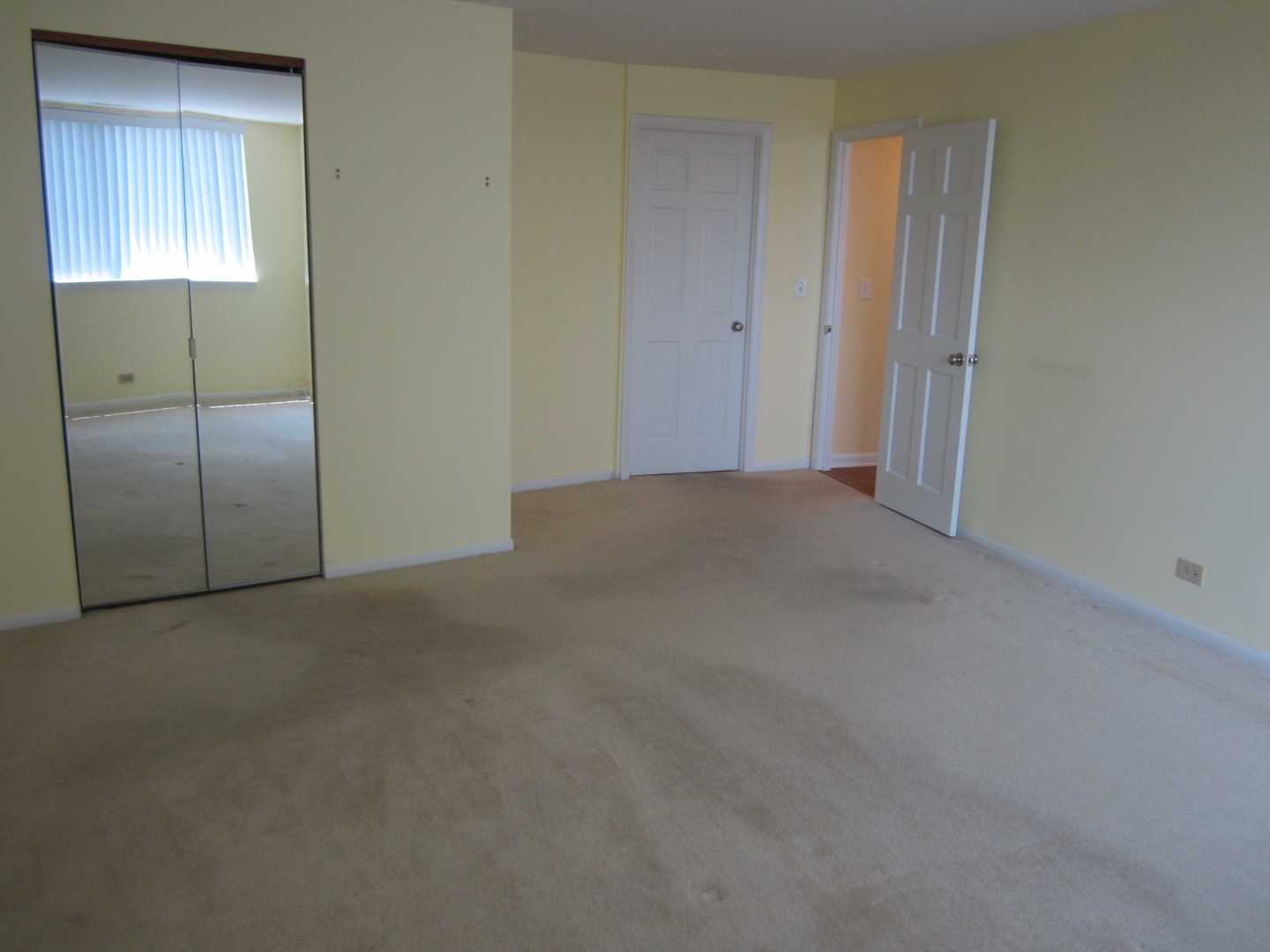15 Bar Harbour Road, Unit 4G Schaumburg, IL 60193 - Photo 11 of 21 a view of an empty room with a window